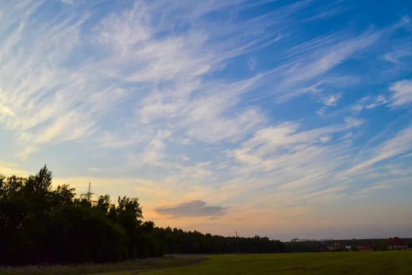 夕方の空。日没。雲の多い空。日没時の美しい背景夕暮れの空雲. — ストック写真