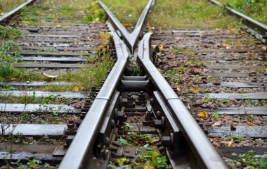 Demiryolu kavşağı, demiryolu rayları, kesişen demiryolu rayları.