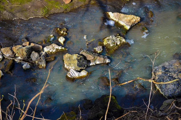 Гірська річка в лісі. Каламутній воді. Розплавити воду. Каміння на річці — стокове фото