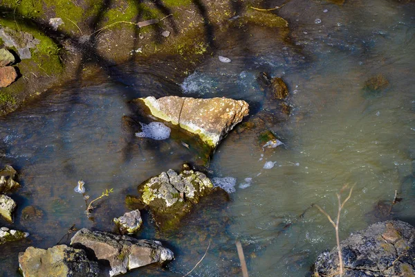Berg rivier in het bos. Modderige wateren. Smeltwater. Stenen op de rivier — Stockfoto