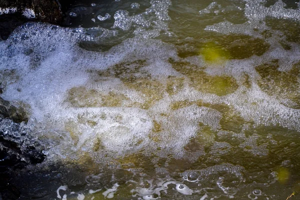 Fluxo selvagem na floresta. Fluxo de ebulição. Há muitas bolhas na água. Água lamacenta. Águas de fusão — Fotografia de Stock