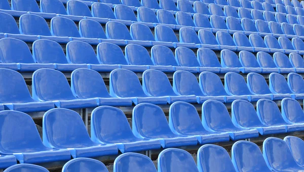 Filas de assentos azuis nas arquibancadas. Instalações atléticas . — Fotografia de Stock