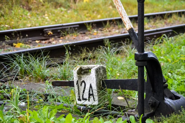 Seta para mudar o caminho de ferro. Velho comboio de flechas. Velhas flechas ferroviárias. Caminhos de ferro e flecha . — Fotografia de Stock