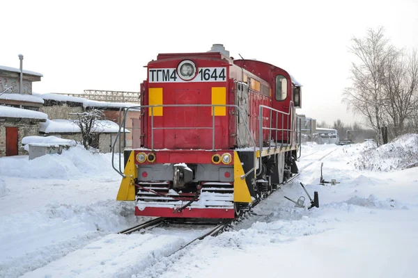 Cargo shunting locomotive de culoare roșie în timpul iernii. Locomotivă în zăpadă. Rusia . — Fotografie, imagine de stoc