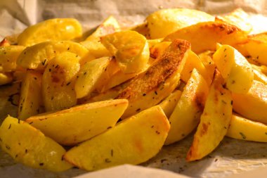 Fırında patates dilimleri fırında kağıt üzerinde. Close