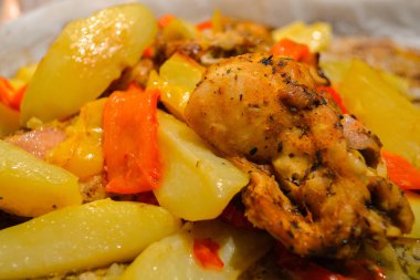 Fırında pişirilen et ve sebzeli patatesler. Close