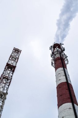 bir elektrik üretim tesisinde bacalardan buhar yükselmesi