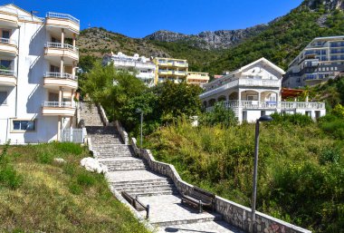 Şehirde taş bir merdiven. Merdivenler denize iner. St. Stefan Karadağ köyü