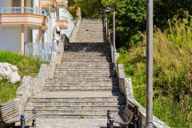 Şehirde taş bir merdiven. Merdivenler denize iner. St. Stefan Karadağ köyü