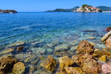 Deniz. Kıyıdaki suda büyük kıyı renkli taşlar. Temiz su. Adriyatik Denizi