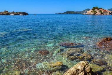 Deniz. Kıyıdaki suda büyük kıyı renkli taşlar. Temiz su. Adriyatik Denizi