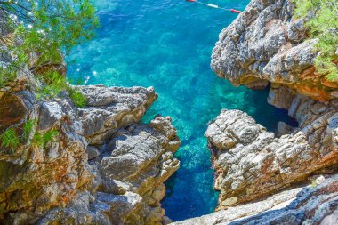 Güzel manzara deniz. Sakin berrak denizi. Büyük taşlar. Adriyatik. Karadağ