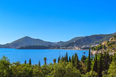 Deniz manzaralı. Güneşli bir günde güzel lagün. Karadağ. Adriyatik Denizi
