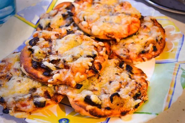 Many small pizza. On the plate. Homemade baking. — Stock Photo, Image