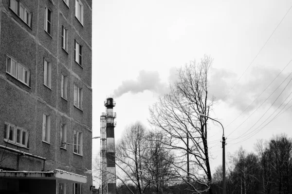 Fumée provenant des tuyaux de la station de chaleur. Un triste paysage urbain. La Russie. Maisons de panneaux anciens — Photo