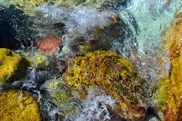 Mar. Grandes pedras coloridas costeiras na água na costa. Água limpa. Mar Adriático — Fotografia de Stock