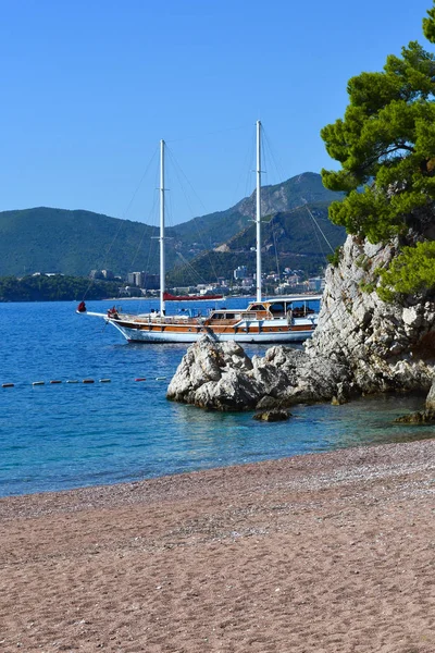 Een zeilschip staat in een prachtige baai. Adriatische Zee. Montenegro — Stockfoto