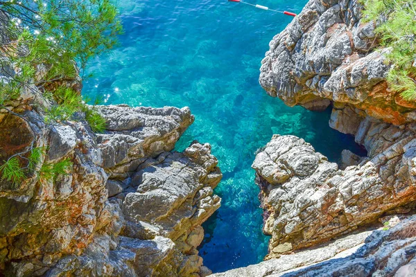 Nice view of the sea. Calm clear sea. Large stones. The Adriatic. Montenegro — Stock Photo, Image