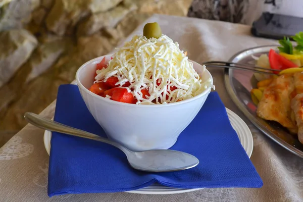 Salat mit geriebenem Käse auf einem Teller, Stillleben, Mittag- oder Abendessen. Montenegrinisches Nationalgericht — Stockfoto