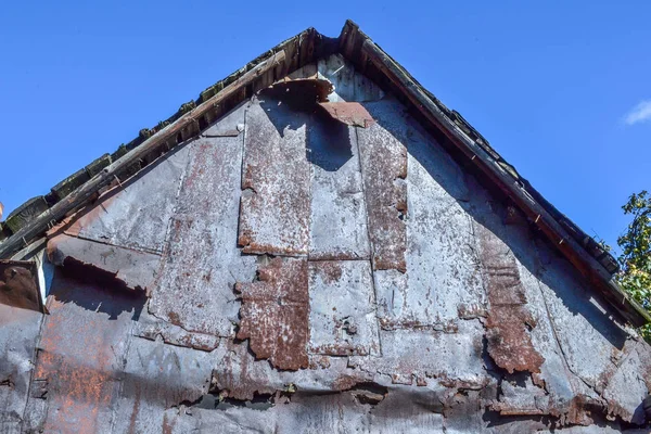 O telhado do galpão é forrado com velhas folhas de metal enferrujado — Fotografia de Stock
