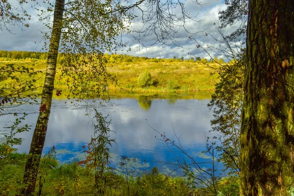 Forest lake autumn. Low rain clouds. The sun illuminates the yellow hills. Russia — Stock Photo, Image