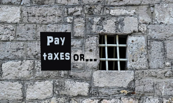 逃税后果的概念。监狱墙上的铭文：纳税或 ... — 图库照片