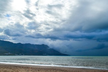 Karadağ beach yağmurlu havalarda. Deniz ve dağlar Karadağ. Budva. Becici