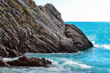Güzel deniz manzarası. Dağ denize girer. Güneşli bir günde sakin deniz. Adriyatik Denizi. Karadağ