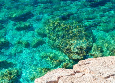 Güzel manzara deniz. Sakin berrak denizi. Büyük taşlar. Adriyatik. Karadağ