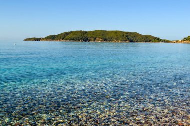 Güzel oda. Sahil sakin bir deniz. Temiz çakıl plajı. Adriyatik. Karadağ