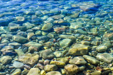 Deniz Manzaralı. Sakin deniz ve büyük taşlar. Şeffaf su Adriyatik Denizi. Karadağ