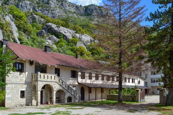 Ostrog mosteiro inferior centrado em torno da Igreja da Santíssima Trindade construído em 1824. Mosteiro de Ostrog é um mosteiro da Igreja Ortodoxa Sérvia, dedicado a São Basílio de Ostrog. Montenegro, Europa . — Fotografia de Stock