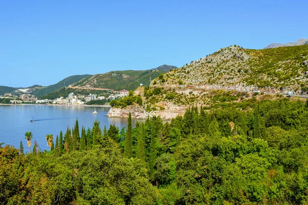 La vista sul mare. Bella laguna in una giornata di sole. Montenegro. Mare Adriatico — Foto Stock