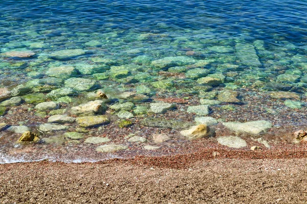 A vista do mar. Mar calmo e pedras grandes. Água transparente do Mar Adriático. Montenegro — Fotografia de Stock