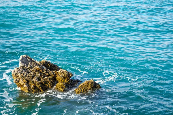 Hatalmas kövek a tengerben. Egy napsütéses napon. Kilátás fentről. Montenegró. A Budva Riviéra — Stock Fotó