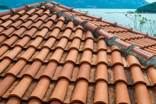Telhado de telha vermelha close-up. Montenegro — Fotografia de Stock