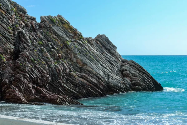 Hermosa vista al mar. Las montañas descienden al mar. Cielo azul con nubes y agua turquesa. Mar Adriático. Montenegro . — Foto de Stock