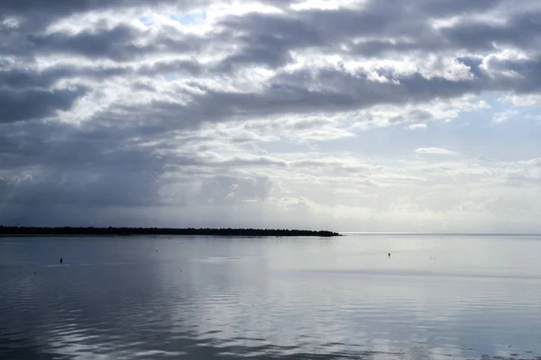 Boa noite à beira-mar. Nuvens escuras acima da água — Fotografia de Stock