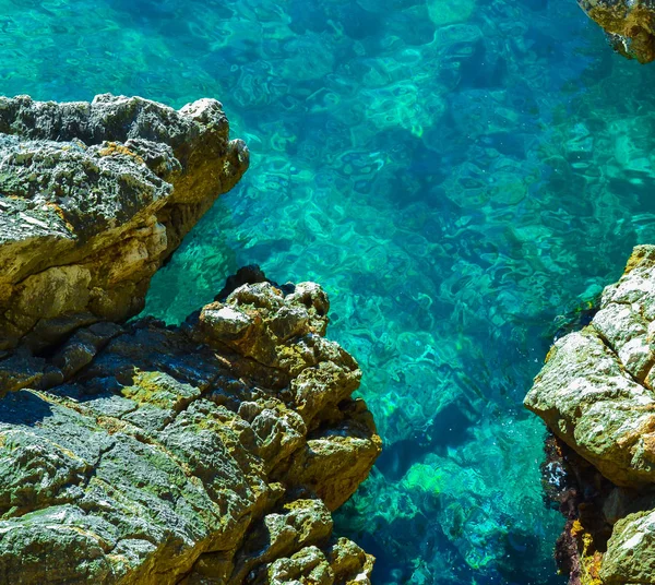Nice view of the sea. Calm clear sea. Large stones. The Adriatic. Montenegro — Stock Photo, Image