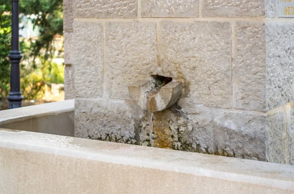 Источником питьевой воды, высеченной из тесаного камня — стоковое фото