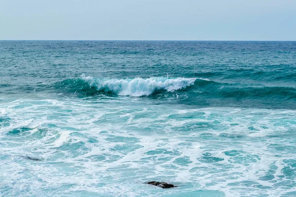 Морський пейзаж. Хвиля і піни. Море досить зелений. Адріатичне море — стокове фото