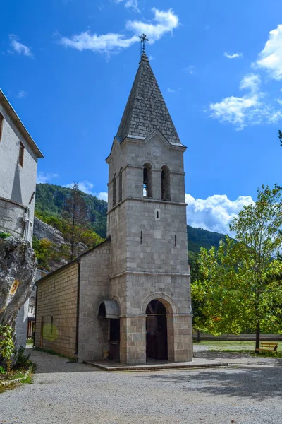 Un piccolo tempio contro il cielo. Montenegro Chiesa ortodossa — Foto Stock