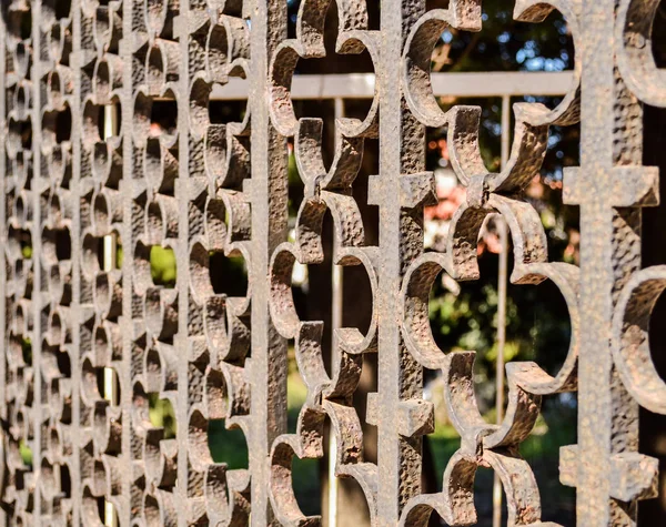 Fragmento de la cerca negra de hierro forjado tracery — Foto de Stock