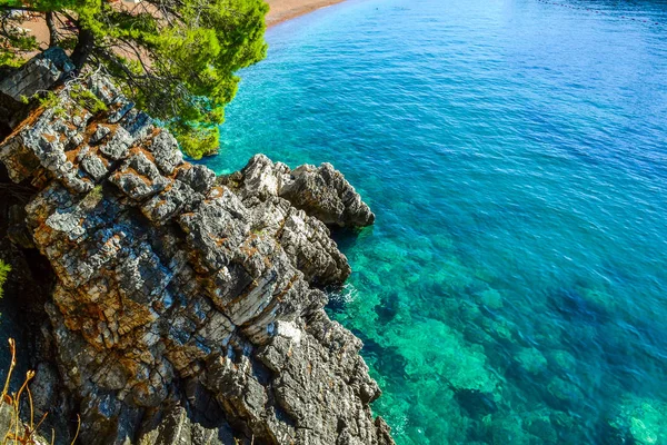 A beautiful calm transparent Adriatic sea. View from the top of a rocky cliff — Stock Photo, Image