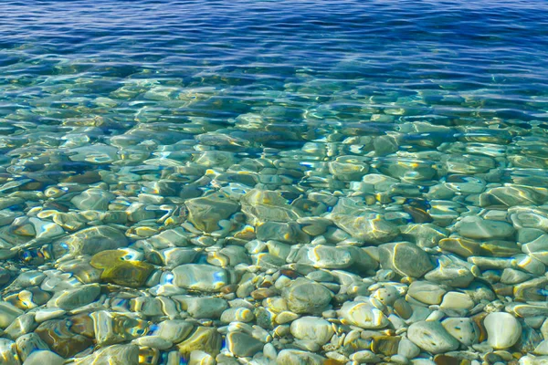 Вид на море. Красивый вид с горы на спокойное Адриатическое море. Голубая чистая вода и большие камни . — стоковое фото