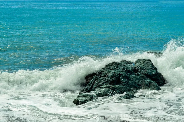 Nagy hullámok törnek a parton tengeri habbal — Stock Fotó