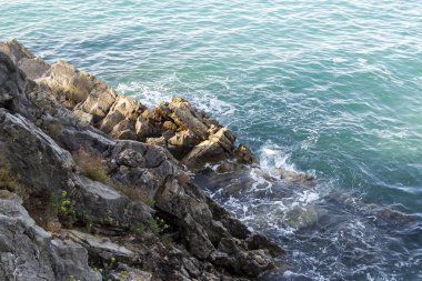 Deniz manzarası. Dalgalar kıyı kayalarında parçalanıyor. Yaz. Balkanlar. Adriyatik