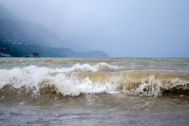Adriyatik kıyısında güçlü dalgalar. Kirli dalga. Karanlık gökyüzü. Fırtına yaklaşıyor.