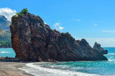 Güzel deniz manzarası. Dağ denize girer. Güneşli bir günde sakin deniz. Adriyatik Denizi. Karadağ