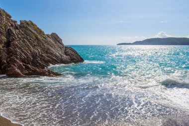 Güzel deniz manzarası. Dağ denize girer. Güneşli bir günde sakin deniz. Adriyatik Denizi. Karadağ